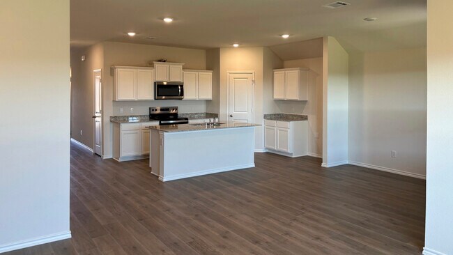 1008 Barton Dr, Ennis, TX 75119 - photo 4