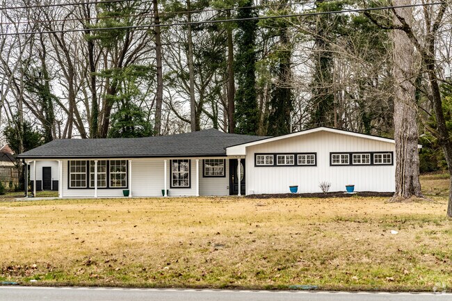 There are mostly ranch style homes in Shelbyville, TN.