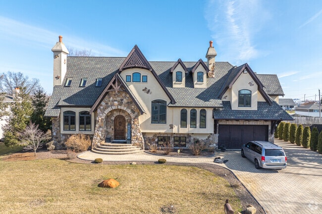 Large craftsman homes can be found scattered around Centennial.