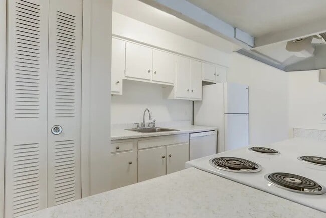 Somerset Apartments, Flushing, MI 48433 - photo 6