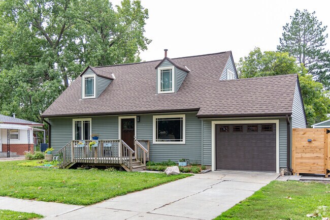 Many homes in the Havelock neighborhood have a one car garage.