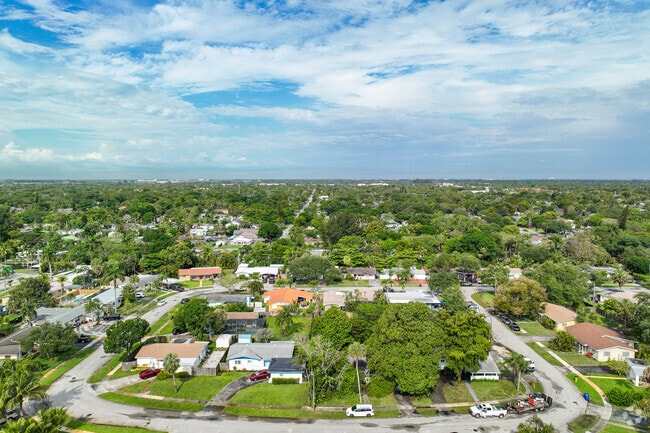 Plenty of green spaces and trees can be found in the Flamingo Park neighborhood.