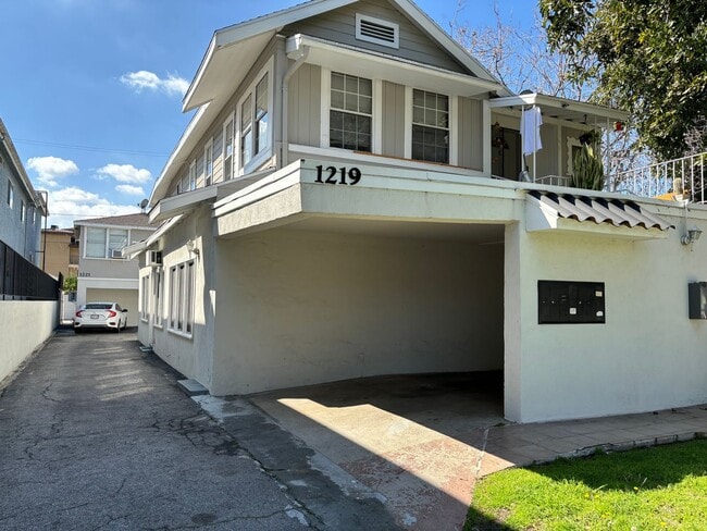 1219-1223 S Lake St unit 1223, Burbank, CA 91502 - photo 2