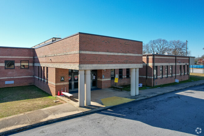 Manchester Middle School has a student-teacher ratio of 15 to 1.