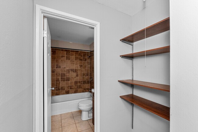 3825 N Pine Grove Ave unit 201, Chicago, IL 60613 - photo 7