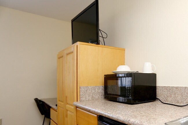 Studio, 1 BA - 180 SF