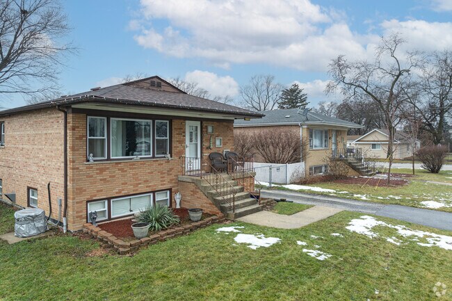 Home buyers in Alsip are greeted with two-bedroom split-levels with yards.