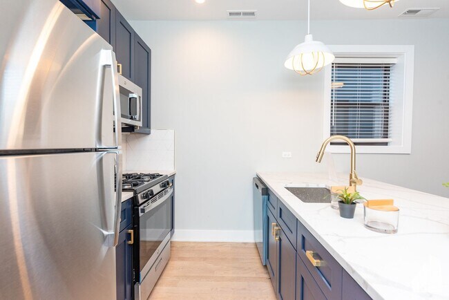 2020 W Montrose Ave, Chicago, IL 60618 - photo 4