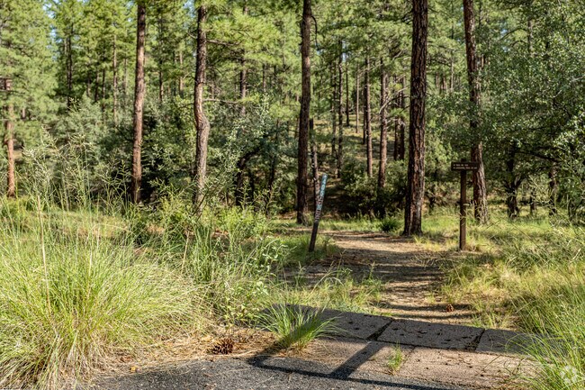 Visitors and locals of Yavapai Hills love the hiking trails around Lynx Lake.