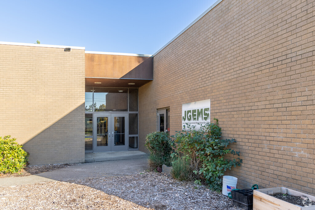 Jane Goodall Environmental Middle Charter School has a environmental science focus.