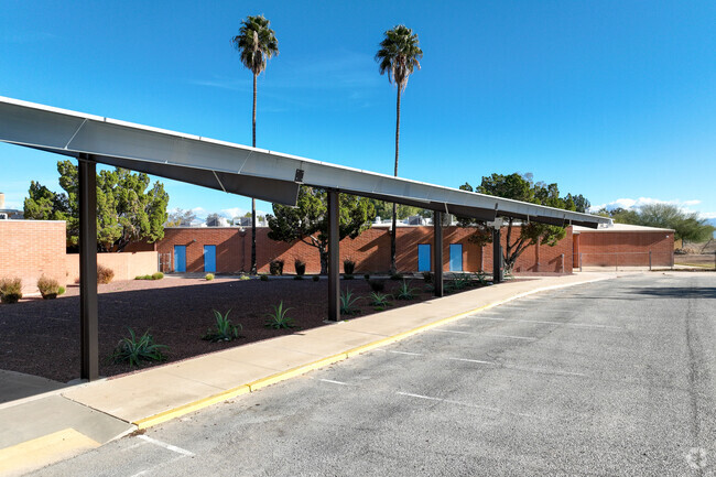 Los Niños Elementary School has solar panels that provide shade.