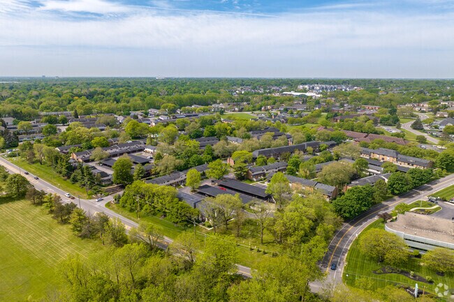 Olentangy Commons situated along Olentangy Road and Olentangy River.