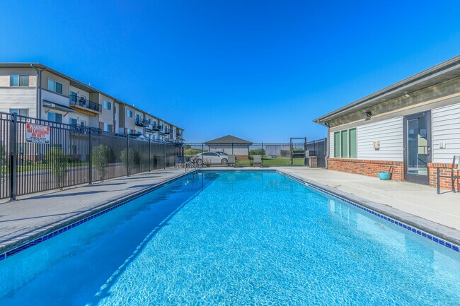 Pioneer Trail Flats, Hastings, NE 68901 - photo 3