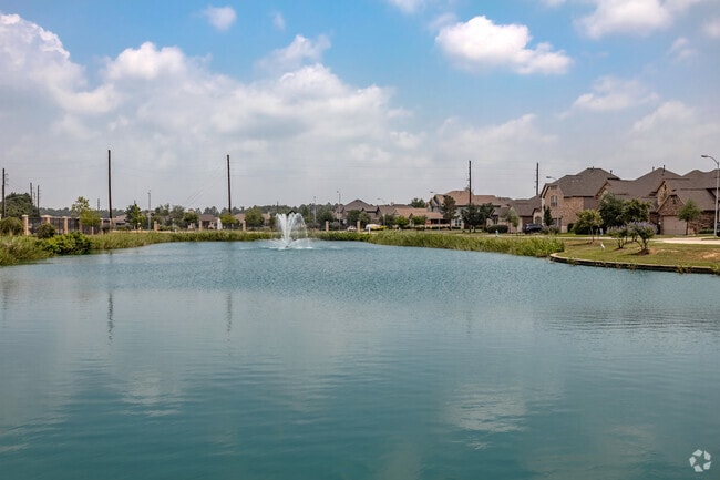 Legends Run has several nearby ponds with fountains that families love to relax and watch.