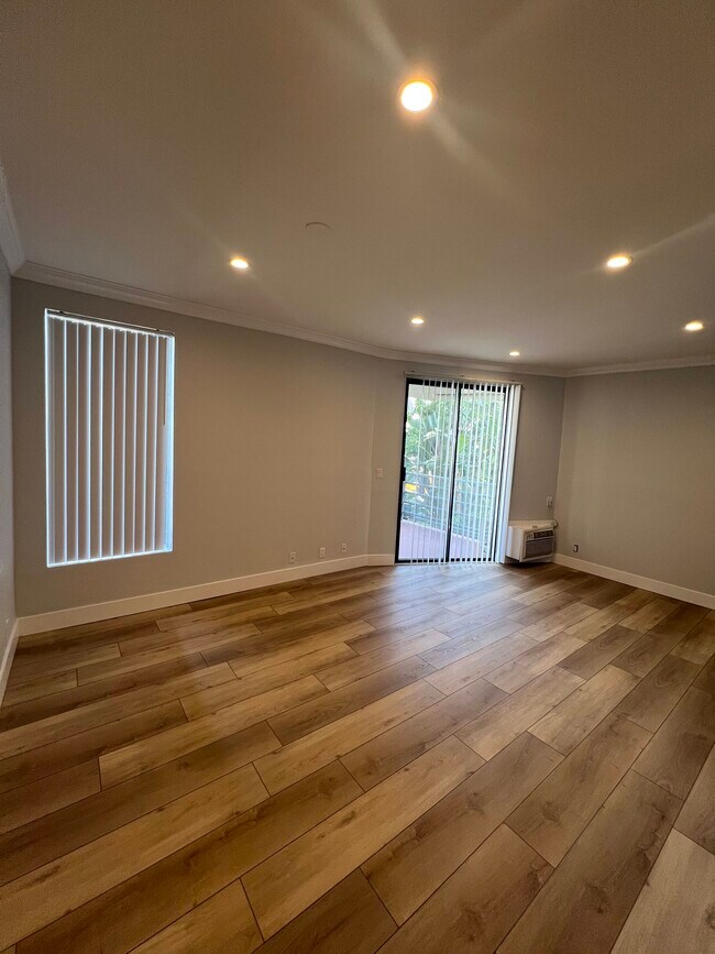 2107 N Beachwood Dr unit 101, Los Angeles, CA 90068 - photo 2