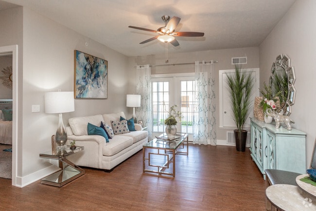 1BR, 1BA - A2/732 SF - Living Room