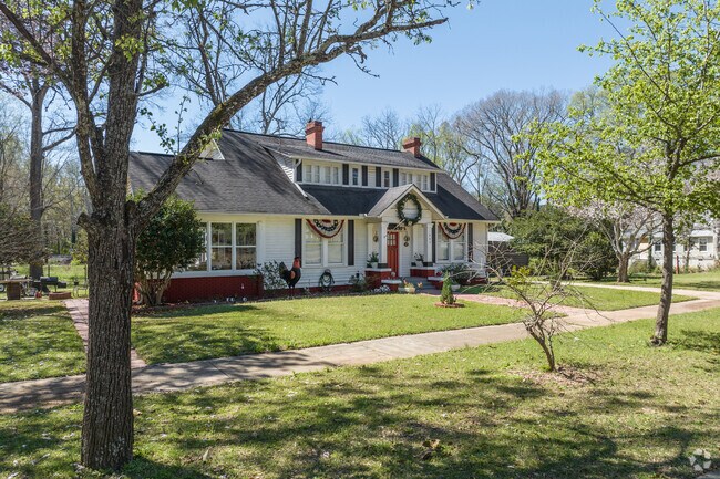 Historic Homes in Fort Valley sit on multi-acre lots with simple landscaping.