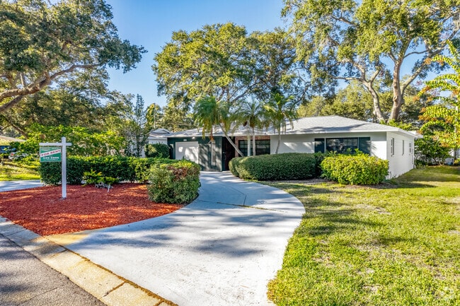 Ranch-style homes are common within the Bay Pines community.