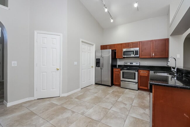 671 Eagle Pointe S, Kissimmee, FL 34746 - photo 3