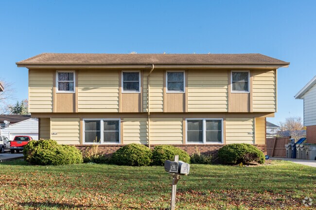 Single-family homes sell for between $180,000 and $350,000 in Maple Tree.