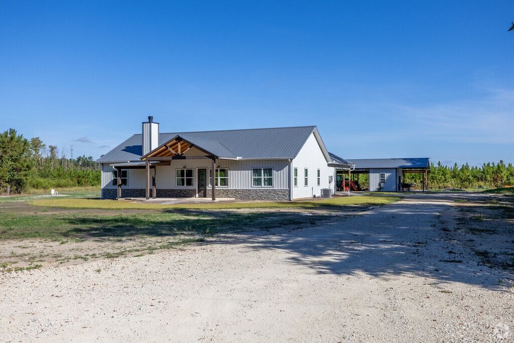 Homes on large plots of land are a popular choice for residents of Blountstown.