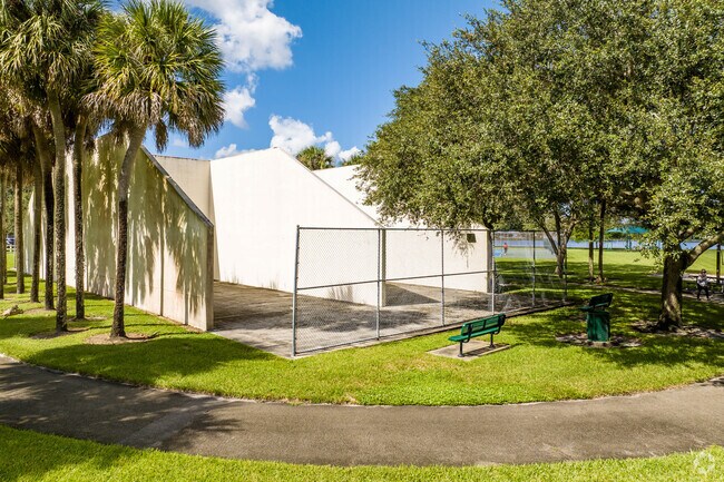 Tamarind Park in Cooper City, FL offers an outdoor racquetball court for visitors to use.