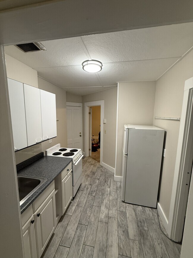 246 Taylor St unit 2b, Manchester, NH 03103 - photo 5