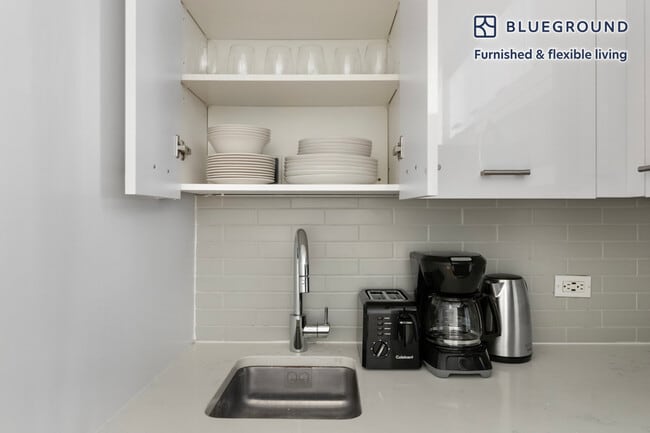 230 E 44th St unit FL4-ID2069, New York, NY 10017 - photo 5