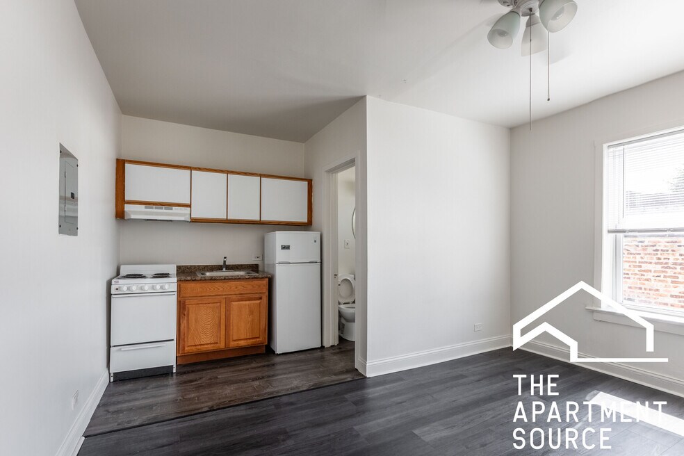 3957 W Irving Park Rd unit 314, Chicago, IL 60618 - photo 1