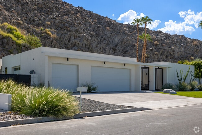 Discover the epitome of indoor-outdoor living with Indian Wells Country Club homes.