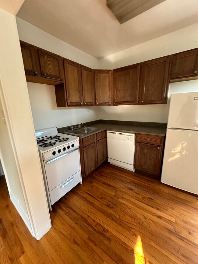 556 W Wellington Ave unit 314, Chicago, IL 60657 - photo 2