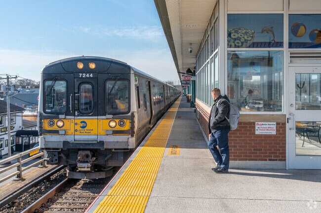 North Wantagh residents can utilize Wantagh LIRR station for all their public transit needs.