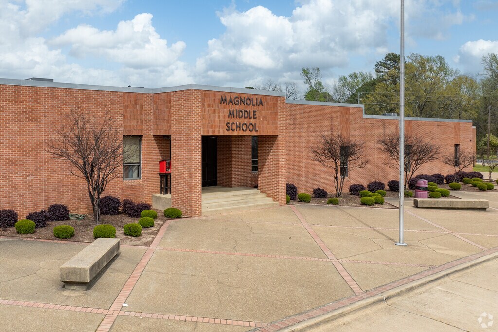 Magnolia Middle School in Magnolia earned a C+ grade from Niche.