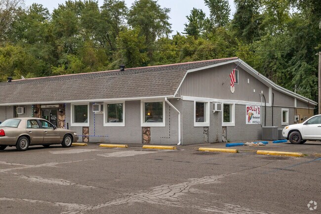 A Cottage Hills staple, Polly’s Restaurant serves up hot meals year round.