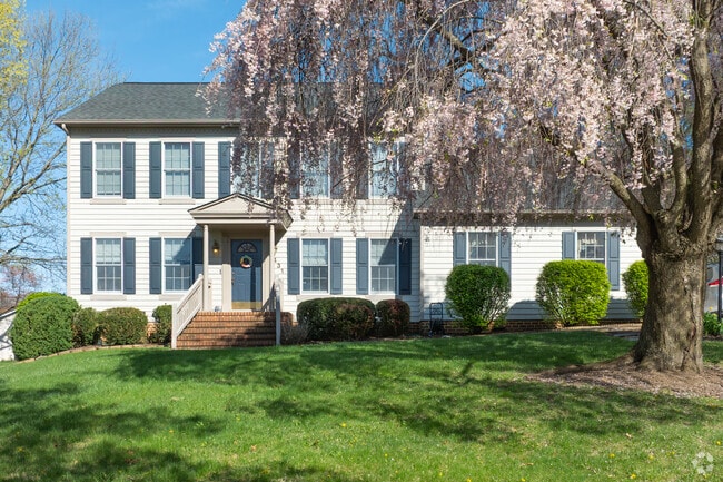 Explore Colonial Revival-style homes from the '80s in the charming neighborhood of Sunset Heights.