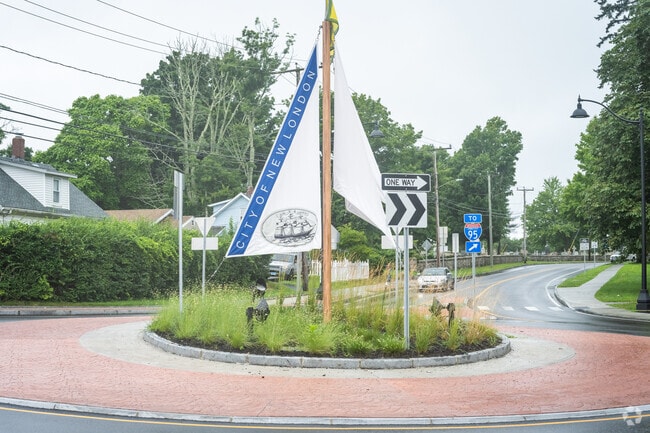 Welcome to New London, which is depicted as an iconic boat sail sign in Riverside, CT.