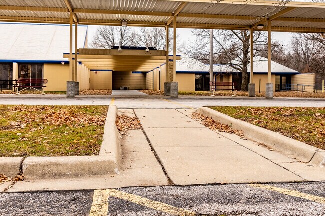 Lakeview WoodsaLakeview Woods is a primary and secondary school in Lee's Summit, Missouri.