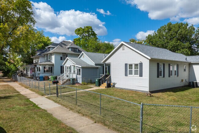 Homes in Lafnow vary in size and style.