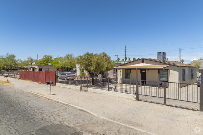 Strolling through Rose, one can admire homes that blend early 20th-century design elements with the unique character of the Southwest.