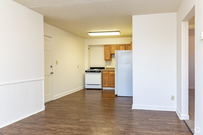 2BR, 1BA - 665 SF - Living Room