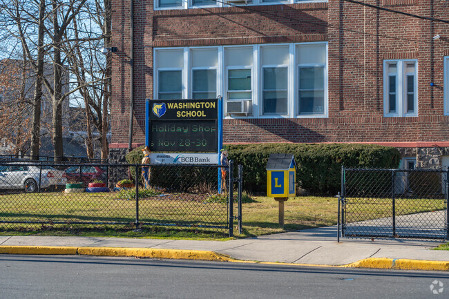 The Washington Elementary School has students in the grades PK, K-2.