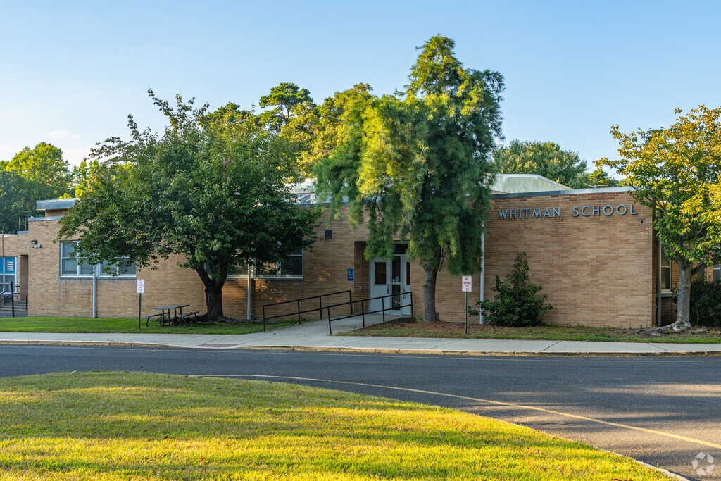 Whitman Elementary School has 519 students in grades K-5.
