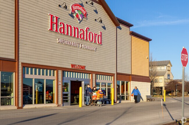 Hannaford gives Westford locals a reliable place to stock up on fresh groceries, with friendly service and easy in-and-out convenience.