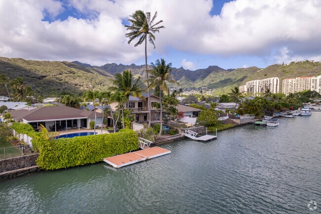 Homes directly on the marina have private boat docks in Hawaii Kai.