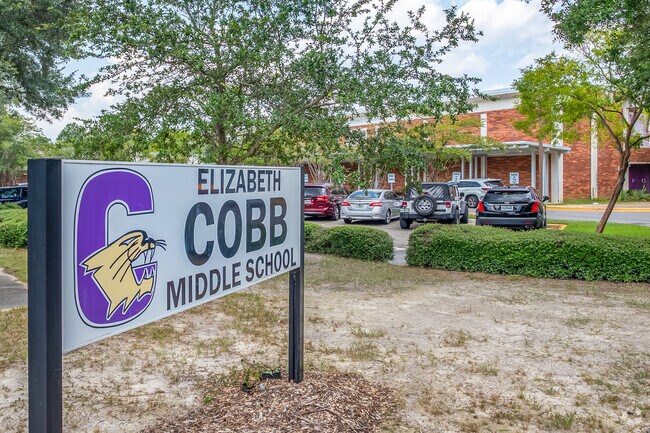Elizabeth Cobb Middle School has a studen teacher ratio of 18 to 1.