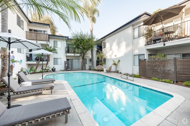 The Regal Villa Apts...Gorgeous Newly Remodeled 2 Bedroom.. Prime Location! CALL NOW!, Los Angeles, CA 90068 - photo 4