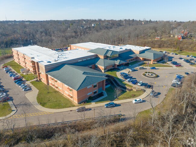There are many students that are enrolled at this school.