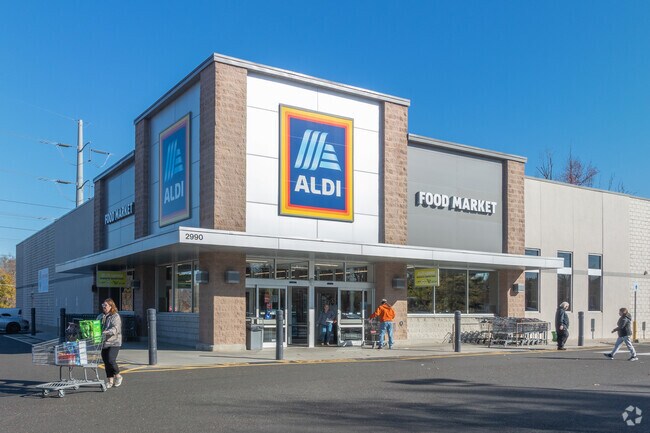 Aldi is located on the east side of the Goldenridge neighborhood.