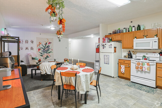 4BR, 2BA - 1,200SF - Dinning Room