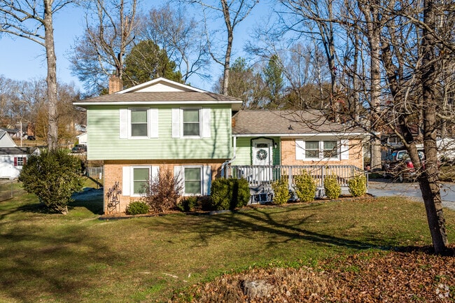 Split-level homes are common in the older communities of Springfield.